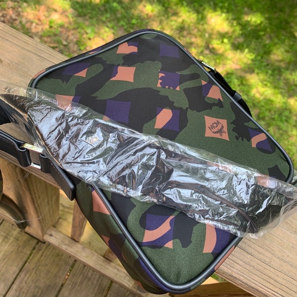 ⛔️SOlD⛔️Authentic MCM Nylon/Leather zip camo Crosb - Picture 6 of 13